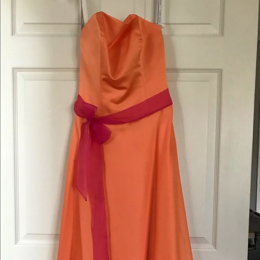 Short orange dress with fuchsia belt